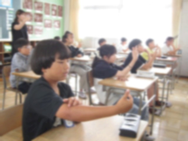 手話に取り組む児童（2組）