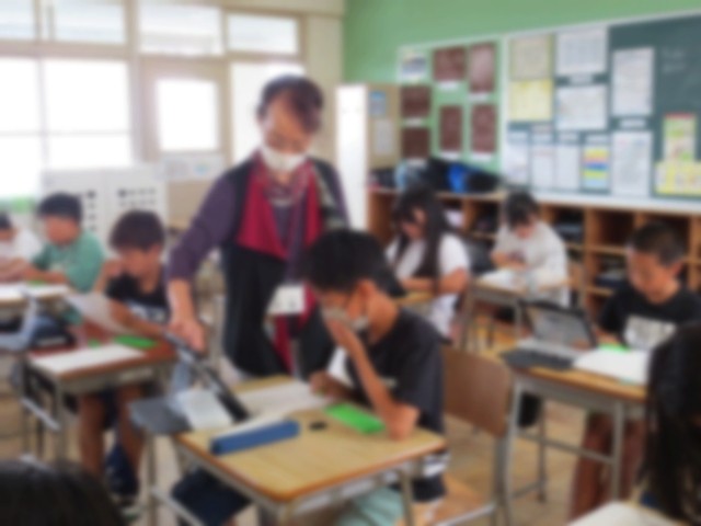 点字器を使ってあいうえおを打つ児童