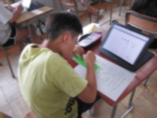 点字表を見ながら名前を打つ児童