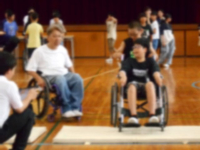 車いすに乗って段差を越える児童