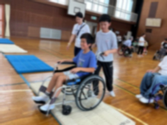 車いすをゆっくり押す児童