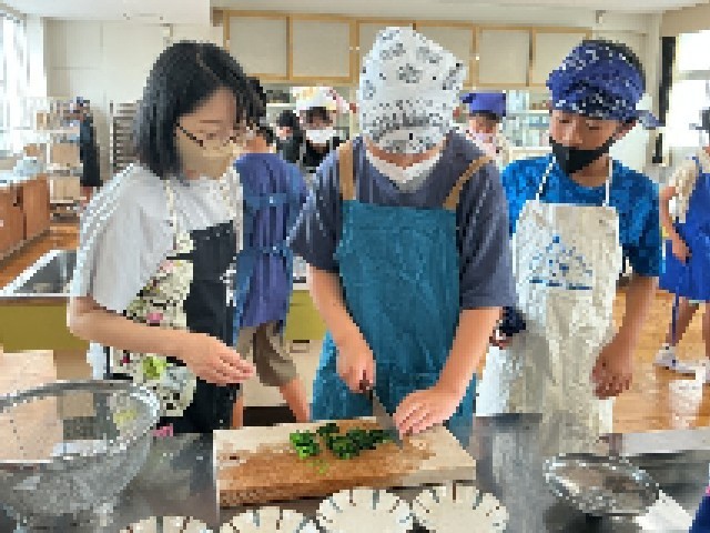 ほうれん草を丁寧に切り分ける児童