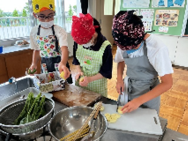 じゃがいもの皮むきと切る作業を行う児童たち