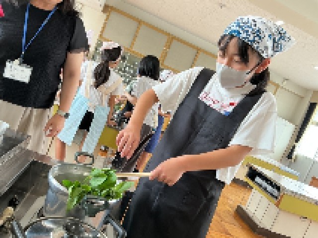 ほうれん草を茹でる児童