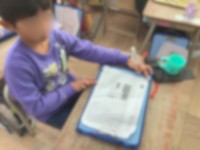 なわとびがんばりひょうに色を塗っている様子