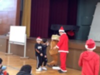 荷物を運ぶサンタとトナカイ