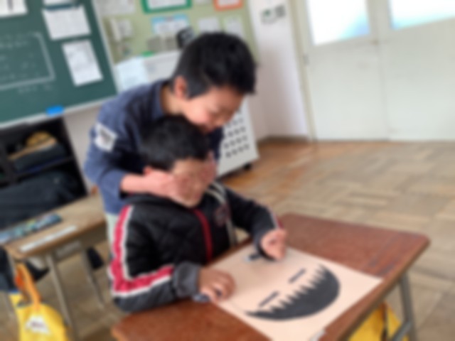 福笑いを楽しむ児童たち