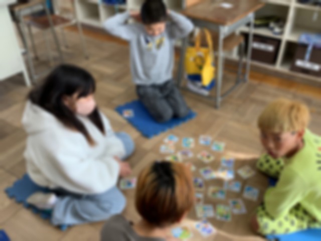 かるたに取り組む児童たち