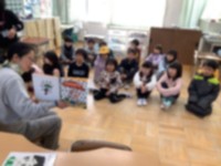 綺麗な姿勢で話を聞く子供たち