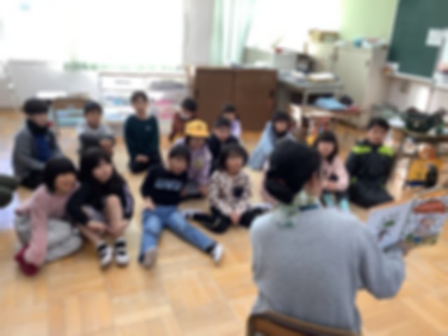 リラックスした様子の子供たち