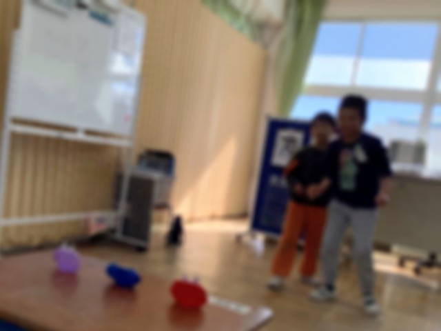 豆を持って構える児童