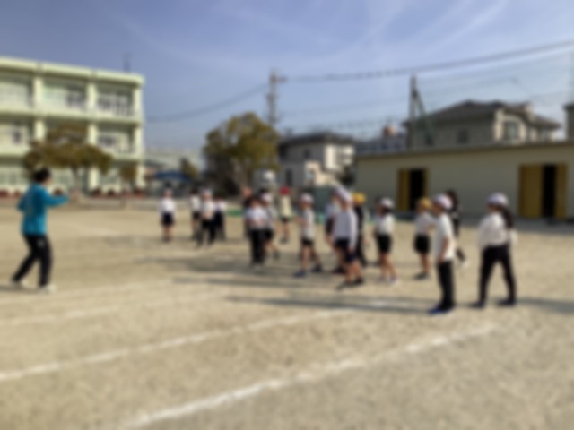 教員の話を聞く子供たち