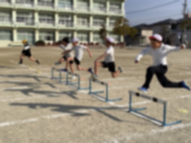 ハードルを跳ぶ子供たち