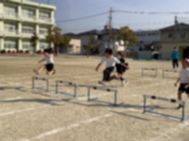 ハードルを跳ぶ子供たち