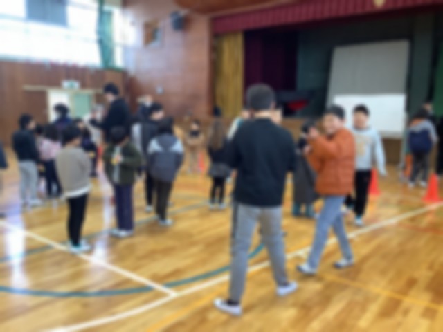 ジェスチャーで誕生日を伝え合う子供たち