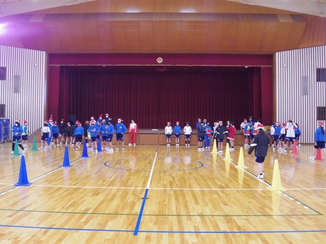 卓球ラケットでピンポン玉リレー