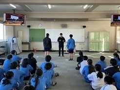 両クラスの代表が賞状を受け取りました