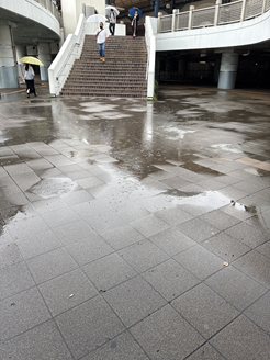 駅前は大きな水たまりができています